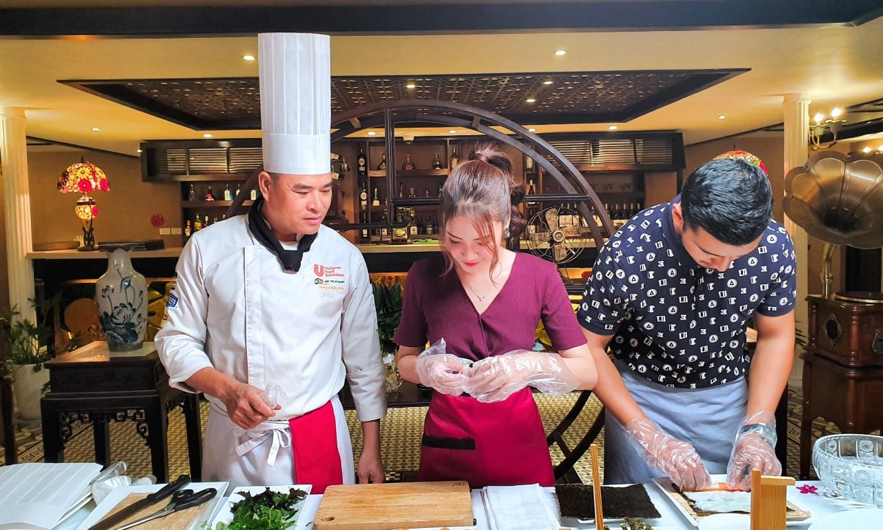 Cooking_Indochine_Cruise_Cooking_class_lop_hoc_nau_an_(5)
